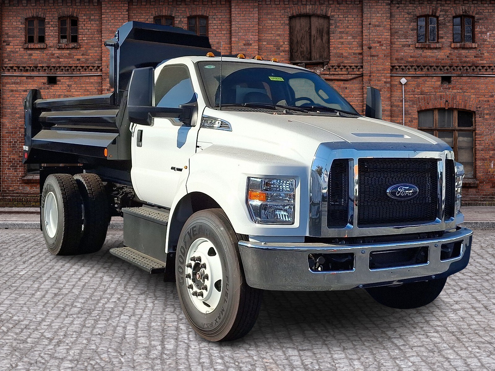 2025 Ford F-650 photo 2