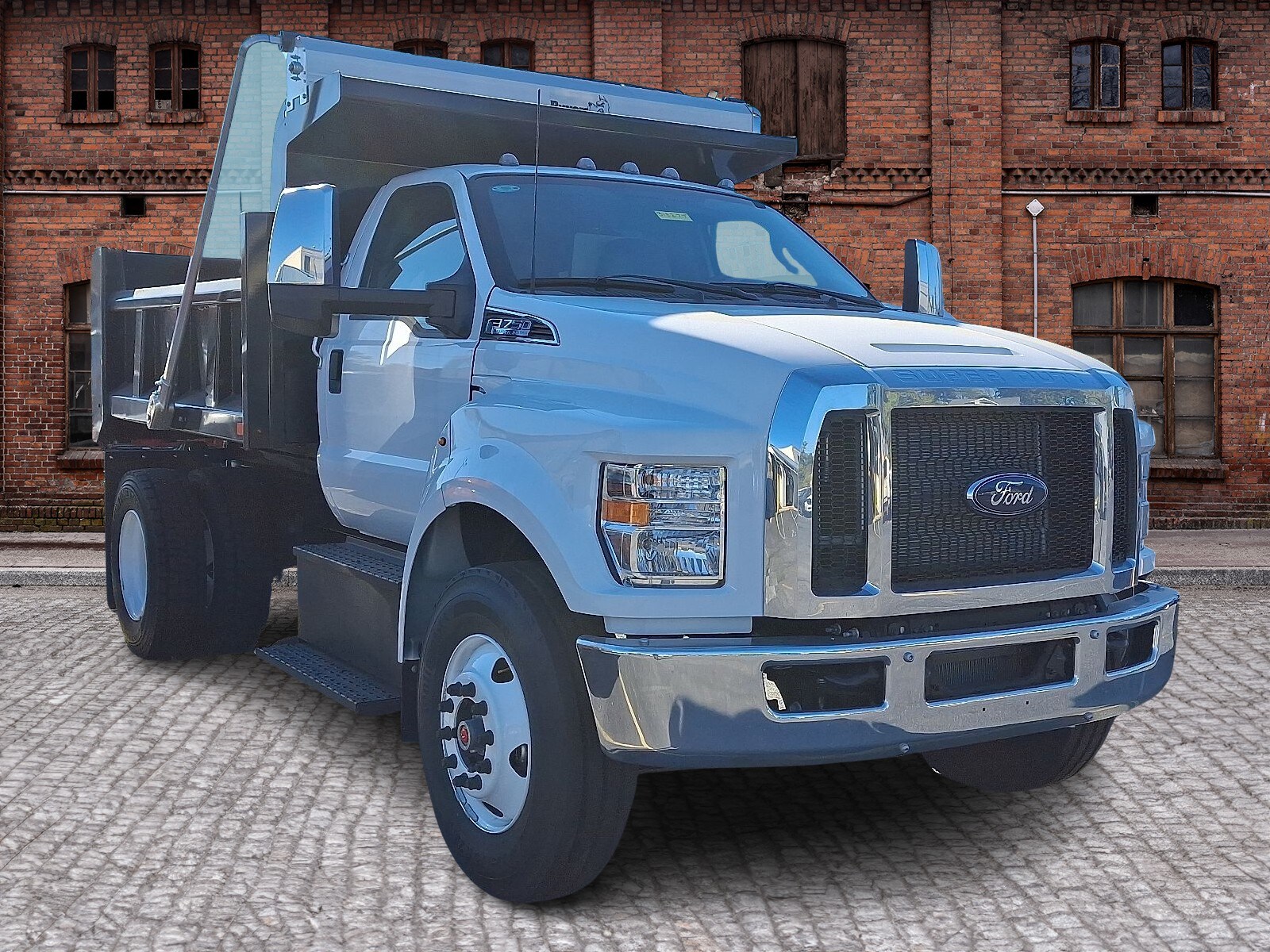 2025 Ford F-750 SuperCab photo 2
