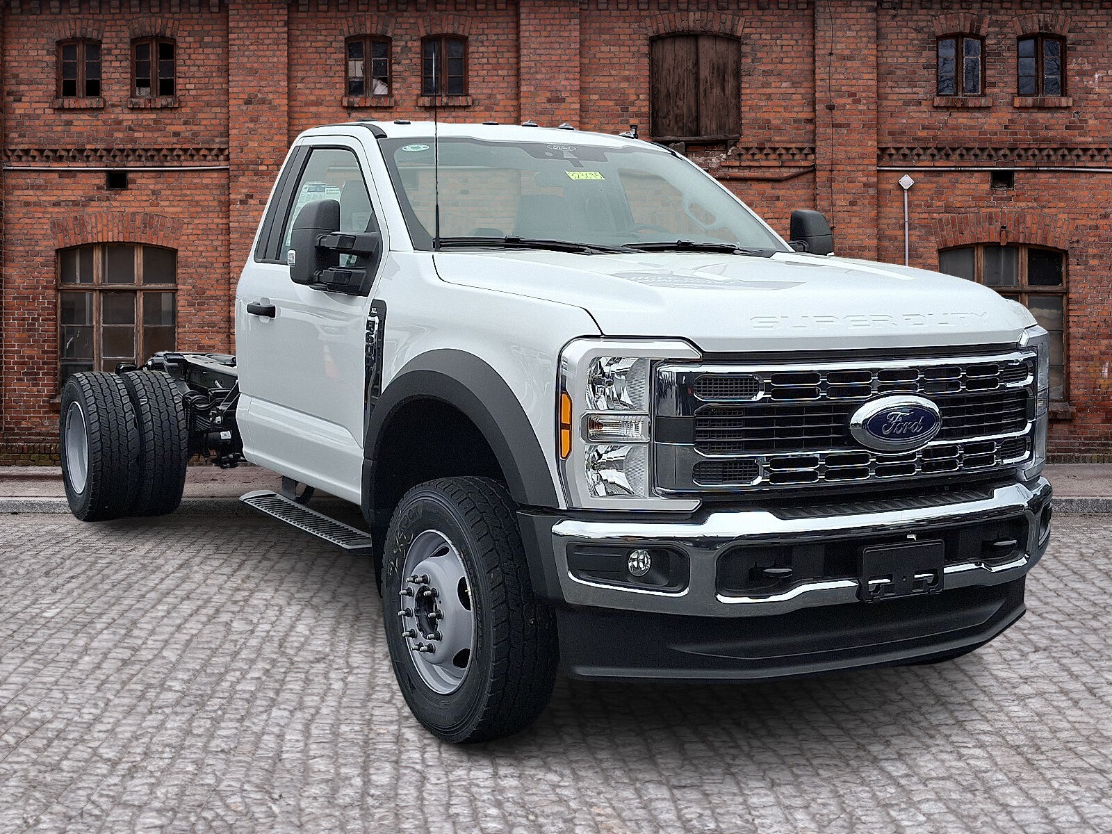 2025 Ford F-600 photo 2