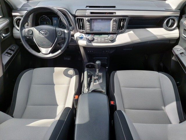 2016 Toyota RAV4 Hybrid XLE photo 3