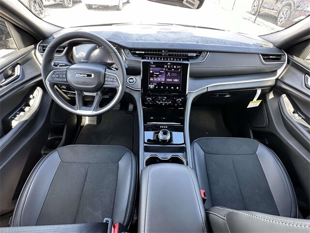 2025 Jeep Grand Cherokee Altitude photo 2