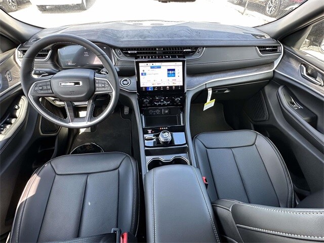 2025 Jeep Grand Cherokee Limited photo 3