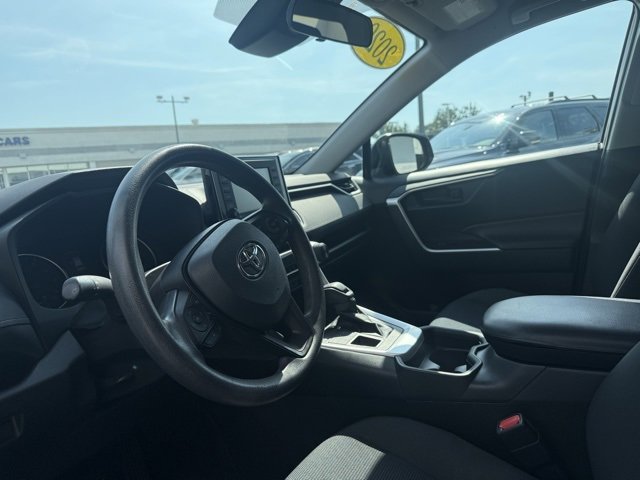 2020 Toyota RAV4 LE photo 3