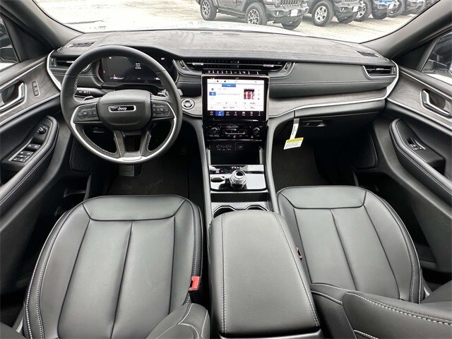 2025 Jeep Grand Cherokee Limited photo 3