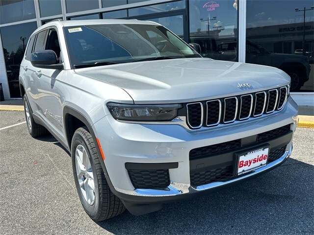 2025 Jeep Grand Cherokee Laredo photo 2