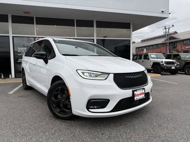 2024 Chrysler Pacifica Hybrid photo 2