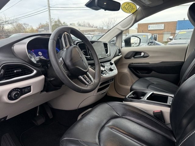 2023 Chrysler Pacifica Touring L photo 4