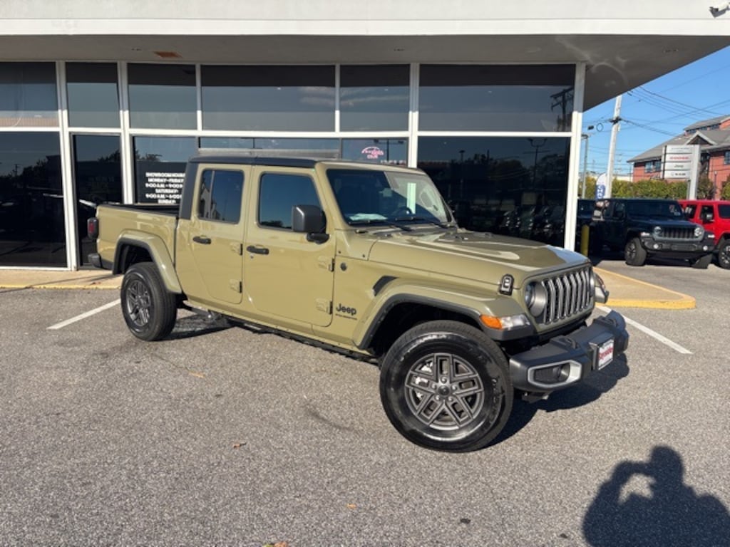 New 2025 Jeep Gladiator SPORT S 4X4 Pickup