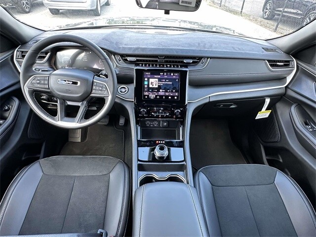 2025 Jeep Grand Cherokee Altitude photo 3