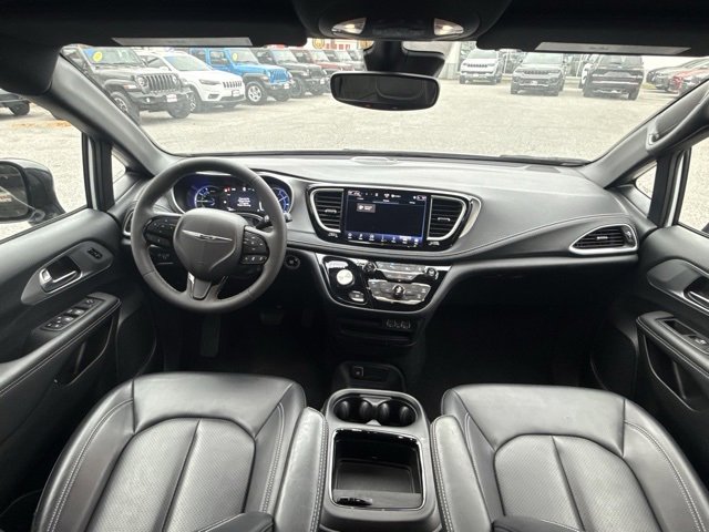 2024 Chrysler Pacifica Hybrid photo 3