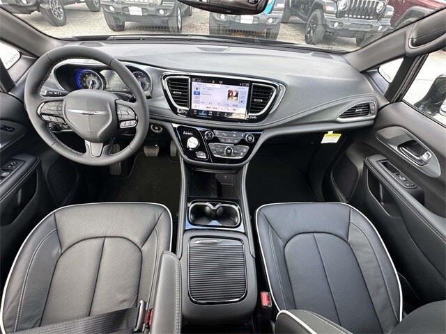 2026 Chrysler Pacifica Limited photo 3