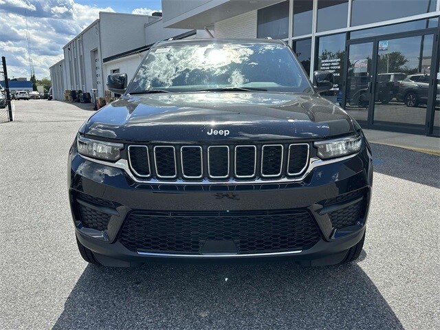 2025 Jeep Grand Cherokee Laredo Altitude photo 4