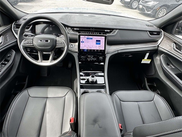 2025 Jeep Grand Cherokee Limited photo 3