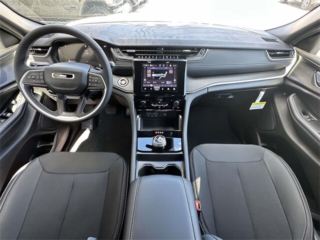 2025 Jeep Grand Cherokee Laredo photo 2