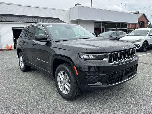 2025 Jeep Grand Cherokee Laredo photo 2