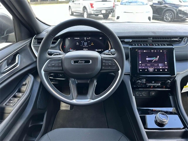 2025 Jeep Grand Cherokee Laredo Altitude photo 3