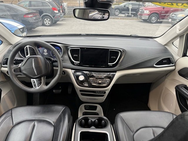 2023 Chrysler Pacifica Touring L photo 2