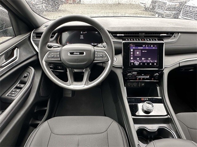 2025 Jeep Grand Cherokee Laredo Altitude photo 3