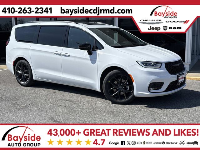 2026 Chrysler Pacifica Limited's photo