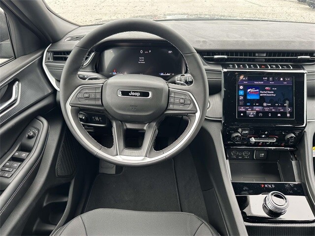 2025 Jeep Grand Cherokee Laredo photo 3