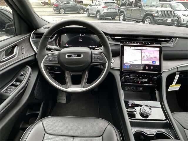 2025 Jeep Grand Cherokee Limited photo 3