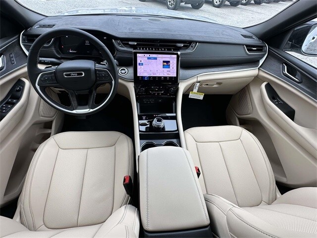 2025 Jeep Grand Cherokee Limited photo 2