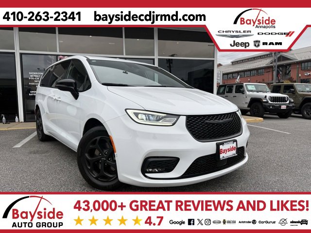 2024 Chrysler Pacifica PHEV Select's photo