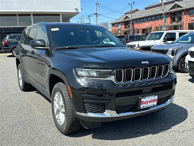 2025 Jeep Grand Cherokee Laredo photo 2