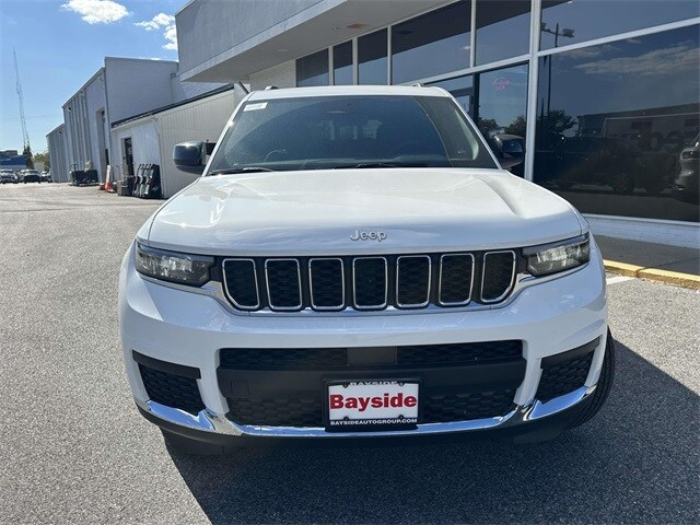 2025 Jeep Grand Cherokee Laredo photo 3