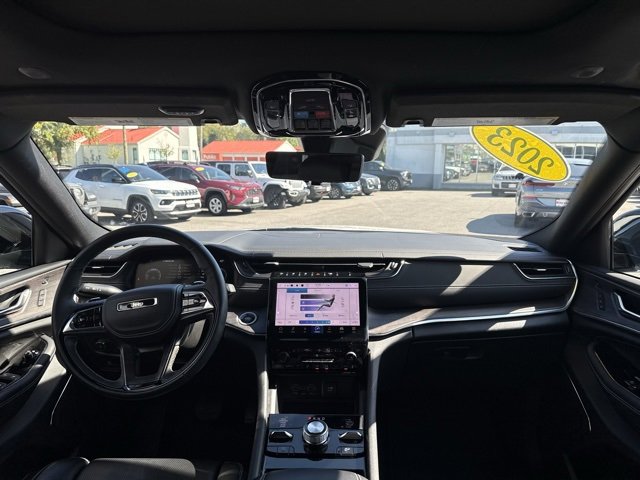 2023 Jeep Grand Cherokee Overland photo 3