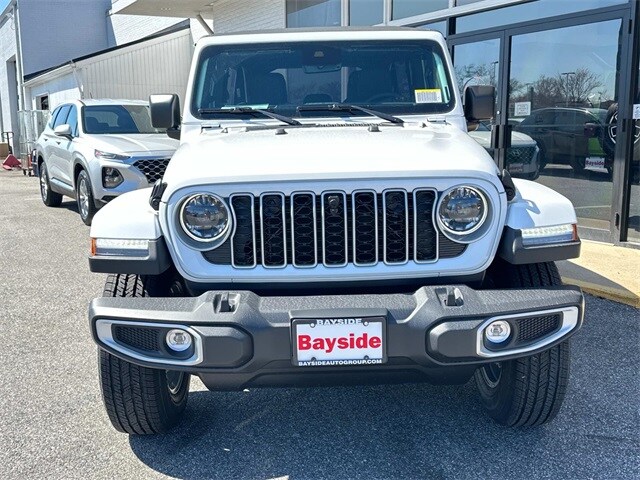 2025 Jeep Wrangler Sahara photo 4