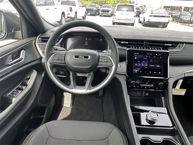 2025 Jeep Grand Cherokee Laredo photo 3