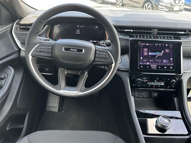 2025 Jeep Grand Cherokee Laredo photo 3