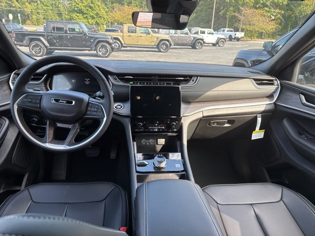 2025 Jeep Grand Cherokee Limited photo 3
