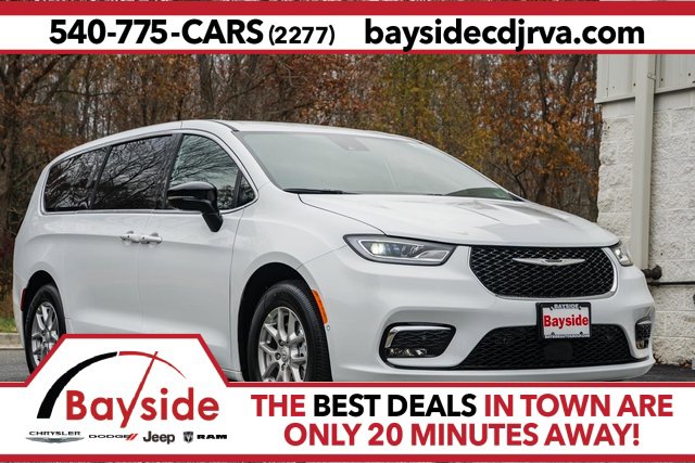 2026 Chrysler Pacifica Select's photo