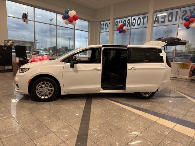 2026 Chrysler Pacifica Select - Photo 18