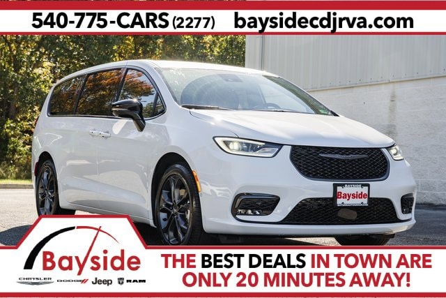 2026 Chrysler Pacifica Select's photo