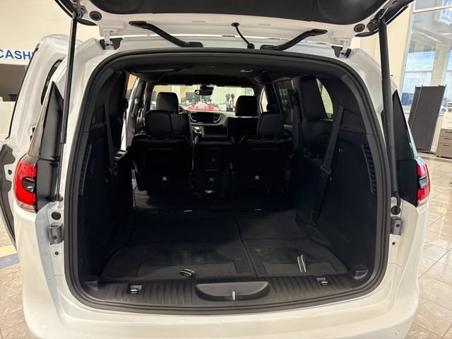 2026 Chrysler Pacifica Select - Photo 15