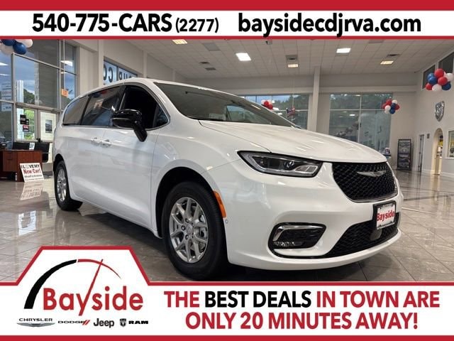 2026 Chrysler Pacifica Select's photo
