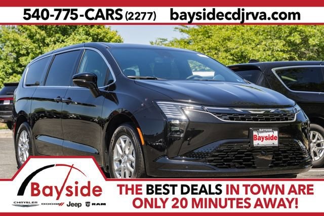 2027 Chrysler Pacifica Select's photo
