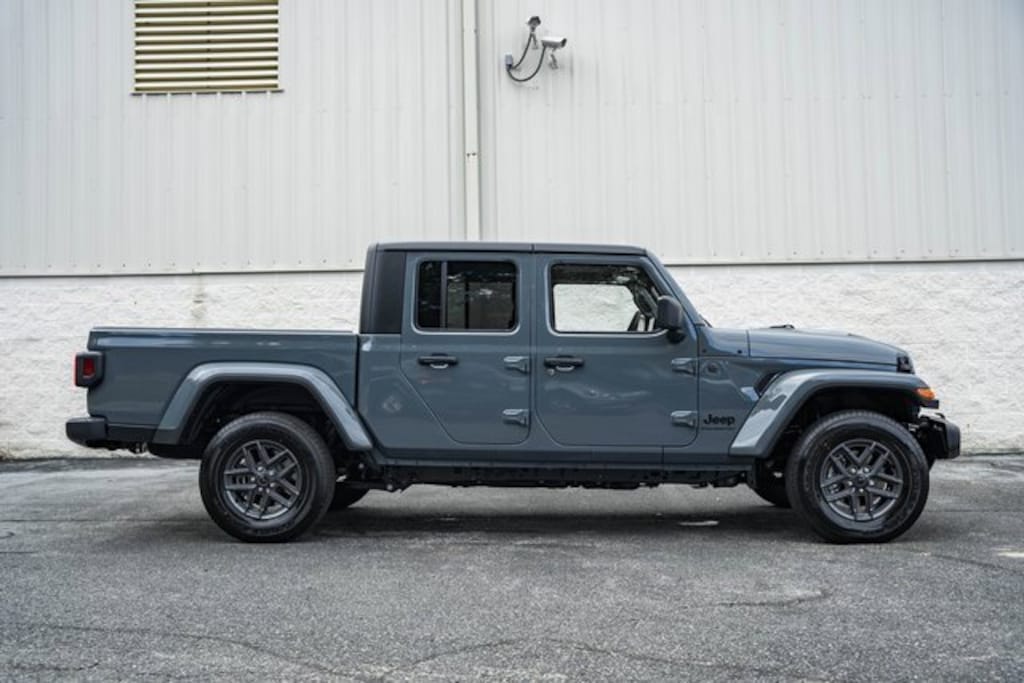 New 2025 Jeep Gladiator SPORT S 4X4 Pickup
