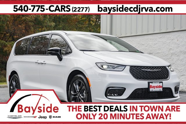 2026 Chrysler Pacifica Select's photo