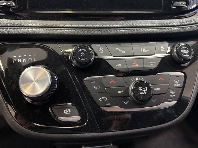 2026 Chrysler Pacifica Select - Photo 11