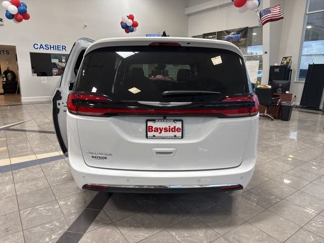 2026 Chrysler Pacifica Select - Photo 10