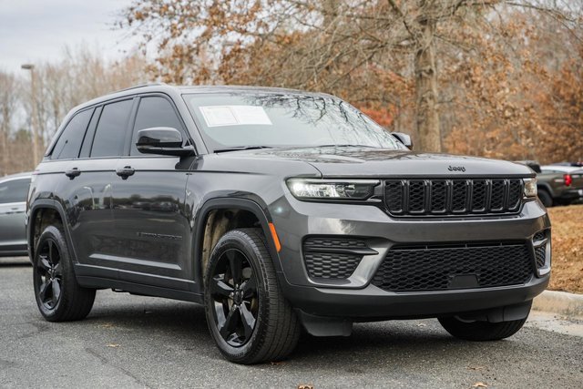 2022 Jeep Grand Cherokee Laredo photo 2
