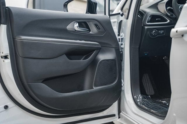2026 Chrysler Pacifica Select - Photo 44