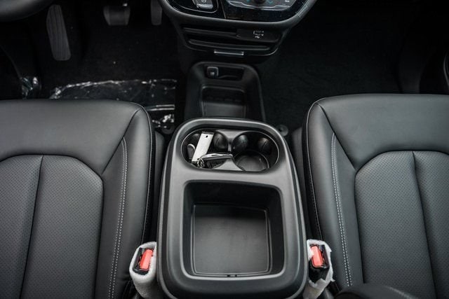 2026 Chrysler Pacifica Select - Photo 37