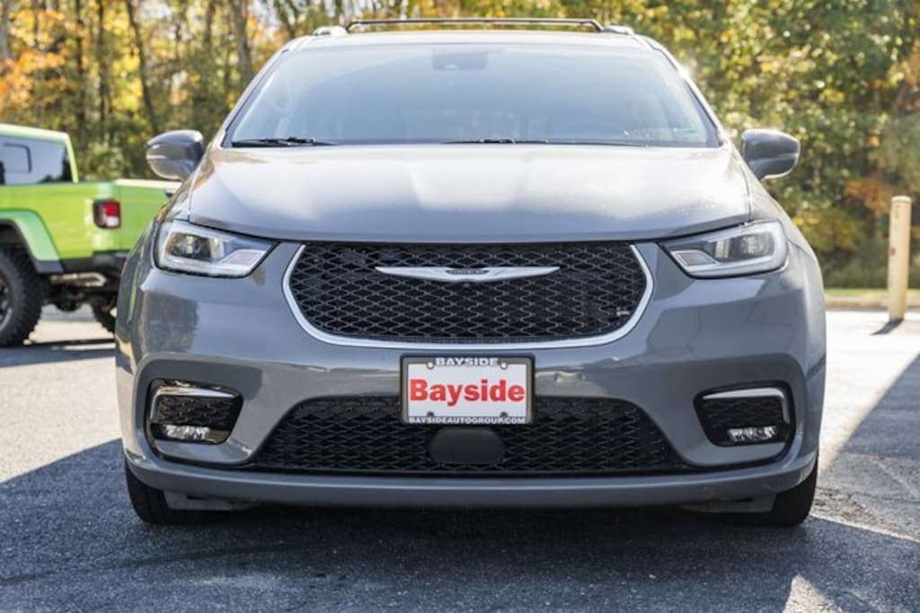 Used 2022 Chrysler Pacifica Touring L Van Passenger Van