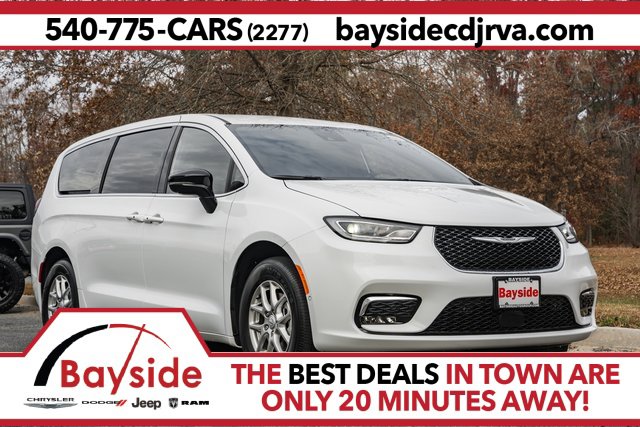 2026 Chrysler Pacifica Select's photo