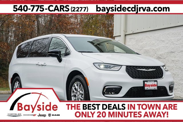 2026 Chrysler Pacifica Select's photo